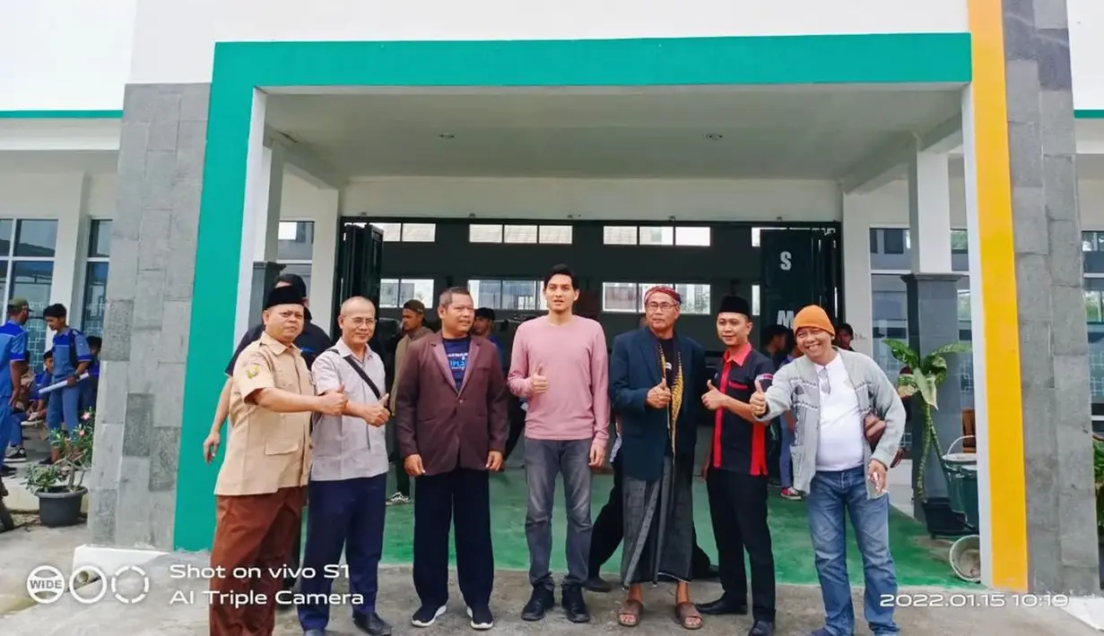 "Padahal sudah dapat tunjangan, listrik aja gratis. Take home pay itu bisa sampai lebih dari 200 juta per bulan," sambung pria berusia 45 tahun kelahiran Cilacap ini.[Instagram/luckyhakimofficial]