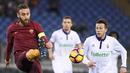 Pemain Roma, Daniele De Rossi (kiri) menghalau bola dari kejaran pemain Fiorentina, Federico Bernardeschi (kanan) pada lanjutan Serie A Italia di  Olimpico stadium, Roma, (7/2/2017). AS Roma menang 4-0. (EPA/Maurizio Brambatti)
