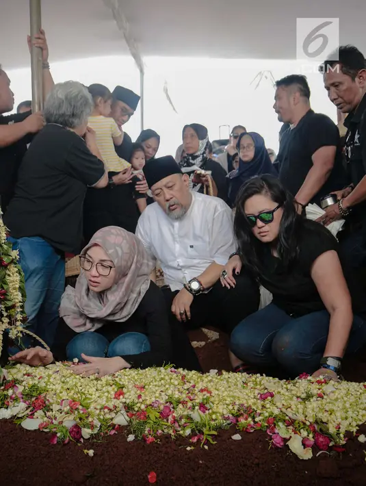 Komedian Indro Warkop menaburkan bunga di pusara istrinya, Nita Octobijanthy di TPU Tanah Kusir, Jakarta, Rabu (10/10). Nita Octobijanthy meninggal dunia di RS MMC Jakarta Selatan. (Liputan6.com/Faizal Fanani)