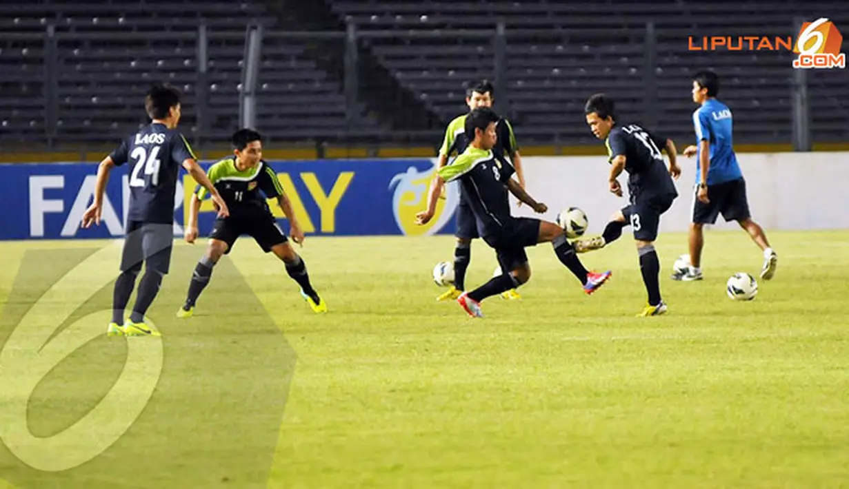 Pemain timnas Laos terlihat melakukan latihan penguasaan bola di Stadion GBK Jakarta (Liputan6.com/Helmi Fithriansyah)