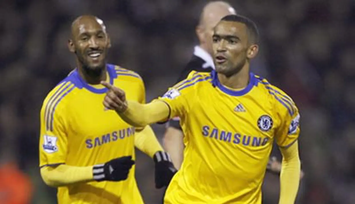 Chelsea's Jose Bosingwa with Nicolas Anelka during Premier League match at The Hawthorns in West Bromwich, England, on November 15, 2008. AFP PHOTO/IAN KINGTON