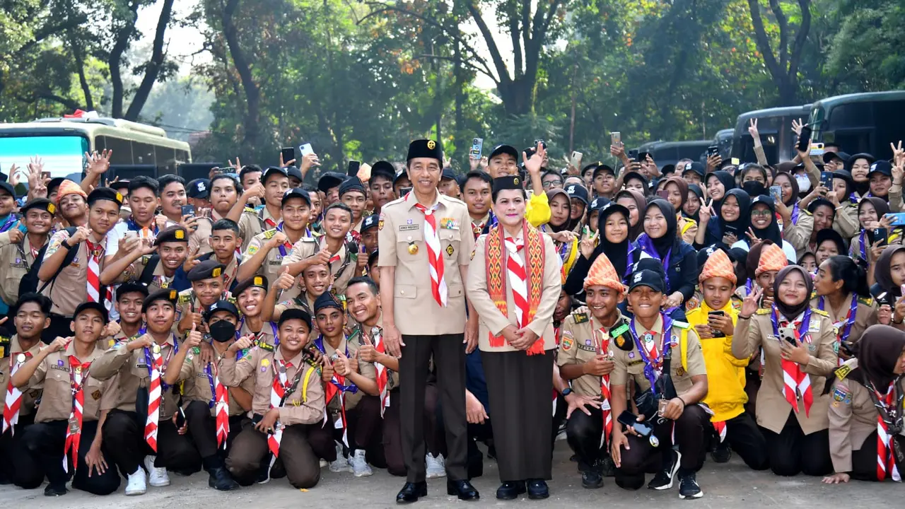 Presiden Joko Widodo atau Jokowi dan Ibu Negara Iriana saat meninjau kegiatan Raimuna Nasional XII Gerakan Pramuka Tahun 2023 yang digelar di Bumi Perkemahan Pramuka Cibubur, Jakarta, Selasa (15/8/2023).