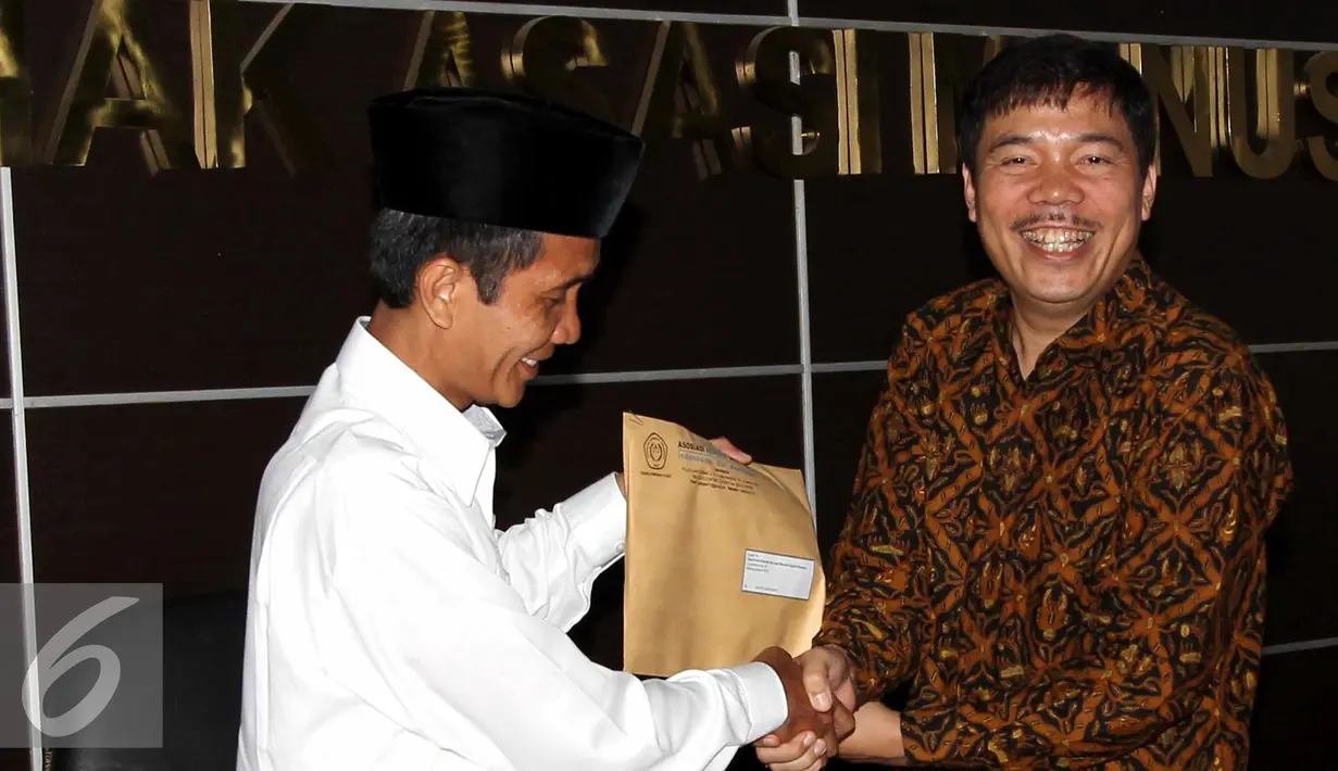 Ketua Komnas HAM Nur Kholis menerima laporan dari  Asosiasi Advokat Indonesia, Jakarta, Jumat (24/7/2015). Nur Kholis berjanji akan mempelajari laporan tersebut dan akan menemui pimpinan KPK untuk berkoordinasi. (Liputan6.com/Helmi Afandi)