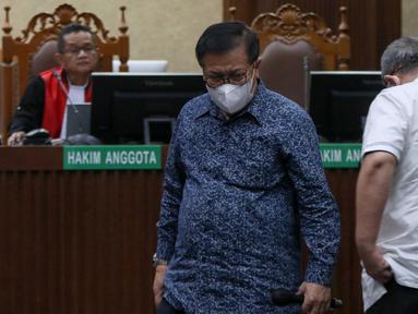 Terdakwa kasus suap vonis bebas Gregorius Ronald Tannur, Erintuah Damanik (kedua kiri) bersama Mangapul saat menjalani sidang pembacaan putusan di Pengadilan Tindak Pidana Korupsi (Tipikor), Jakarta, Kamis (8/5/2025). (Liputan6.com/Herman Zakharia)