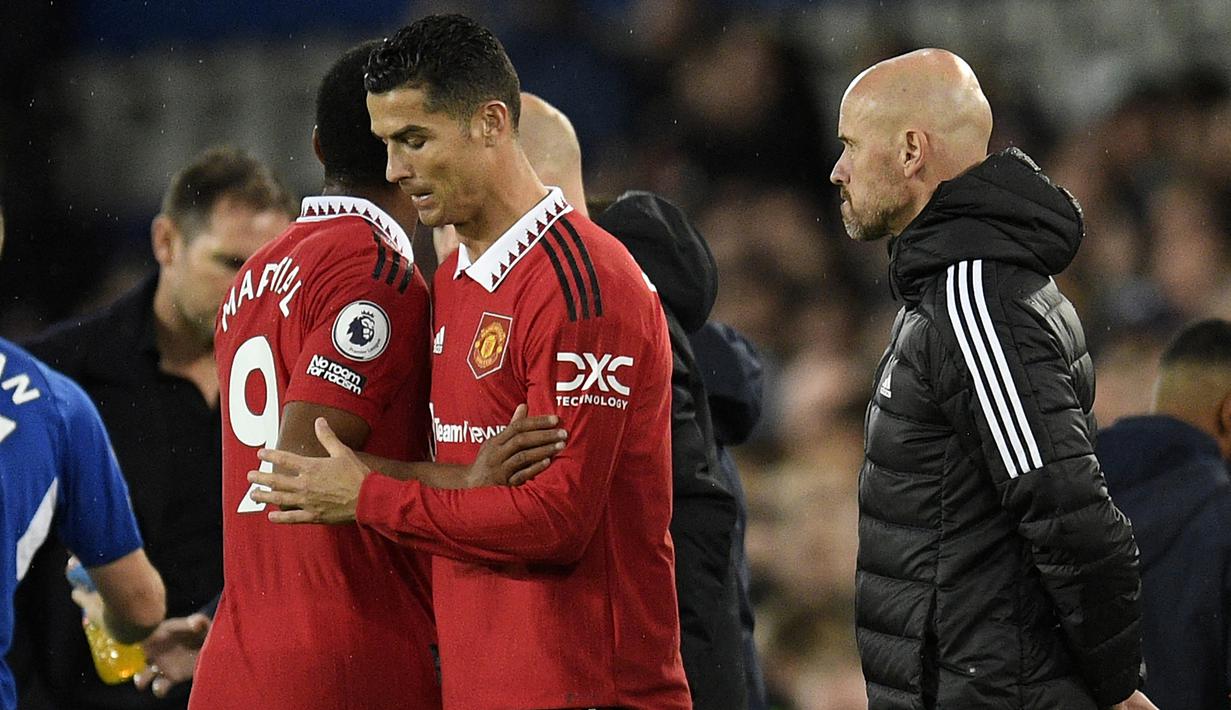 Cristiano Ronaldo. Merasa tak dihormati oleh pelatih Erik ten Hag, Cristiano Ronaldo yang menjalani periode keduanya bersama Manchester United sejak awal musim 2021/2022 akhirnya memutuskan pergi dari Old Trafford menuju klub Arab Saudi Al Nassr FC setelah beberapa klub Eropa sempat menolaknya. Kepergian CR-7 dari Setan Merah juga "dipermulus" dengan ulahnya yang melakukan interview khusus dengan media asing yang memojokkan klub. (AFP/Oli Scarff)