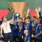 Pelatih Inter Milan Cristian Chivu mengangkat trofi Coppa Italia (AFP)