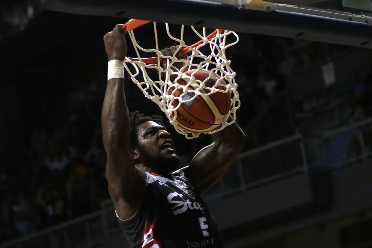 Pebasket Stapac, Savon Goodman, memasukan bola saat melawan Satria Muda pada laga final IBL 2019. (Bola.com/Yoppy Renato)