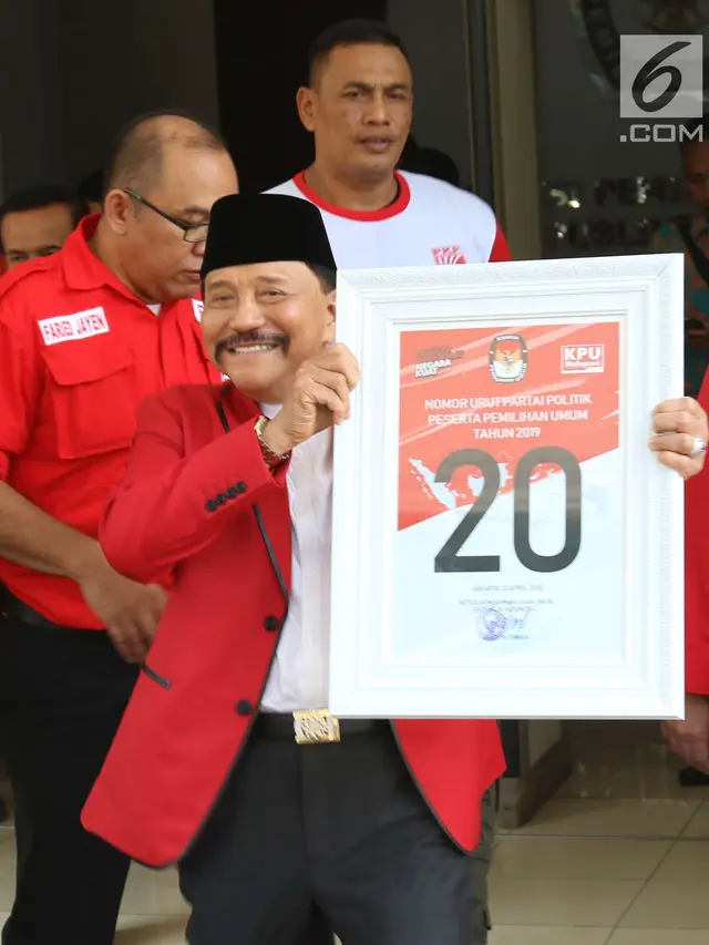 Senyum Semringah Hendropriyono Saat Dapat Nomor Urut 20
