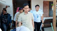 Cawapres nomor urut 2, Gibran Rakabuming Raka blusukan meninjau pembangunan RTLH di Solo saat masa tenang, Senin (12/2).(Liputan6.com/Fajar Abrori)