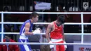 Petinju putra Indonesia, Sunan Agung Amoragam (kaus merah) usai melawan Mirazizbek Mirzakhalilov (Uzbekistan) pada semifinal bantam 56kg putra Asian Games 2018 di JIEXPO Kemayoran, Jumat (31/8). Amoragam kalah 0-5. (Liputan6.com/Helmi Fithriansyah)
