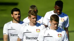 Para pemain Bayer Leverkusen saat sesi latihan jelang laga Liga Europa di Leverkusen, Jerman, Selasa (4/8/2020). Bayer Leverkusen akan berhadapan dengan Glasgow Rangers. (AP Photo/Sascha Schuermann, pool)