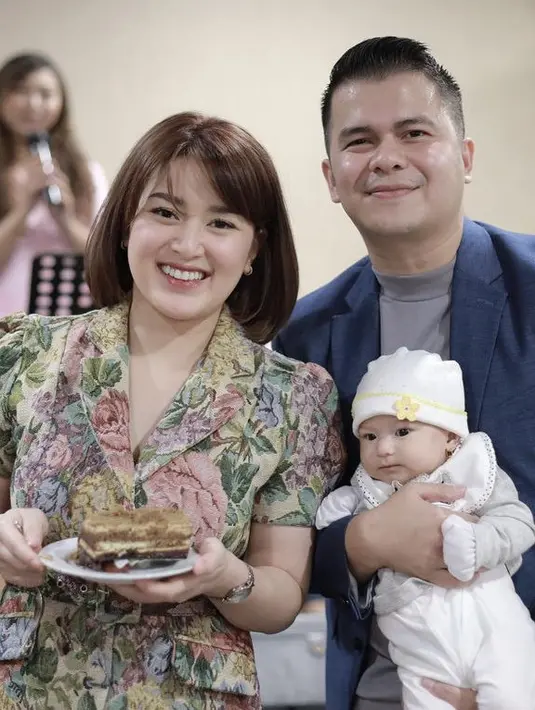 <p>Belum lama ini, tepatnya pada 8 Agustus 2022, Rosiana Dewi rayakan ulang tahunnya yang ke-29 tahun bareng keluarga. Ia tampil dengan atasan floral lengan puff. @rsn.dw</p>