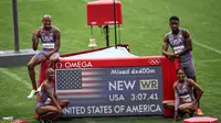 Para atlet Amerika Serikat berpose setelah memecahkan rekor dunia dalam nomor estafet 4x400m campuran cabang olahraga atletik di Olimpiade Paris 2024 di Stade de France, Saint-Denis, Paris, pada 2 Agustus 2024. (Anne-Christine POUJOULAT/AFP)