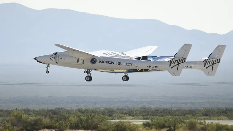 Pesawat ruang angkasa Virgin Galactic SpaceShipTwo Unity terbang di Spaceport America, dekat Truth and Consequences, New Mexico pada 11 Juli 2021 sebelum melakukan perjalanan ke cocmos. Patrick T. FALLON / AFP