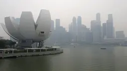 Pemandangan langit dari distrik pusat bisnis Singapura yang diselimuti kabut, Senin (14/9/2015). Singapura tak luput terkena dampak kabut asap pembakaran lahan di Pulau Sumatera. (REUTERS/Edgar Su)