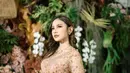 Mahalini Raharja tampil memukau dalam kebaya rancangan desainer ternama, Asky Febrianti. Dengan sentuhan warna soft mocca yang lembut, kebaya ini tidak hanya menampilkan keanggunan tetapi juga dihiasi dengan detail memikat. [@mahalini].