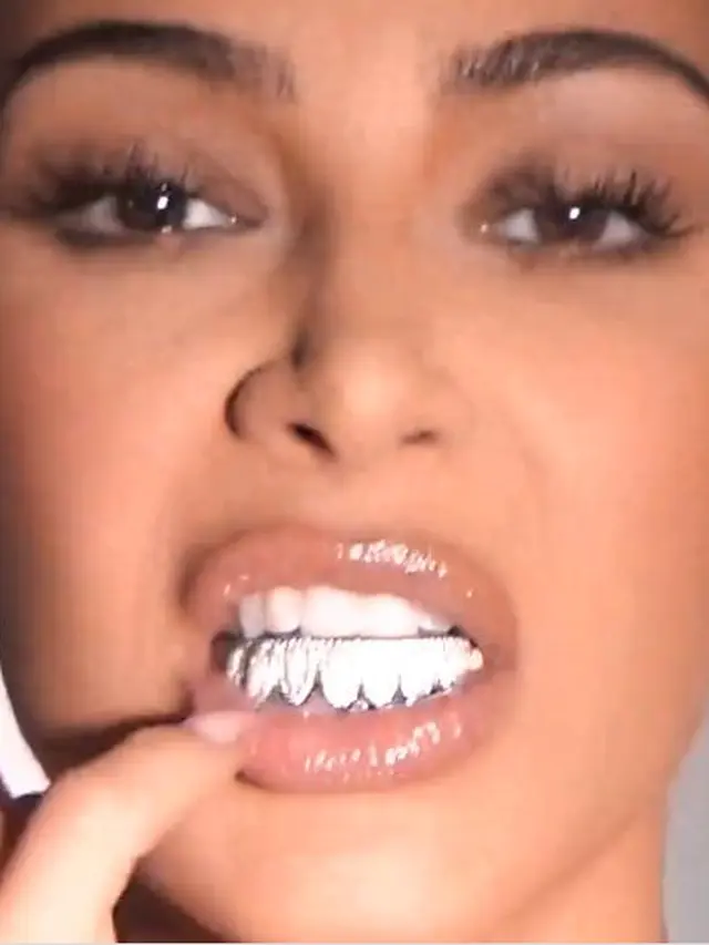 Kim Kardashian Promosi Lipstik, Aksesori Gigi Berliannya Dikritik Penggemar