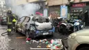 Selain melakukan penyerangan, para suporter Eintracht Frankfurt juga membakar mobil polisi di pusat kota. (Stefano Gattordo/LaPresse via AP)