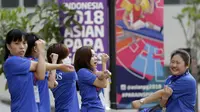 Atlet Asian Para Games berolahraga di Wisma Atlet, Kemayoran, Jakarta, Rabu (03/10/2018). Menjelang sore hari, para atlet melakukan berbagai aktifitas mulai dari berolahraga, memotret, bermain biliar hingga keliling wisma. (Bola.com/M Iqbal Ichsan)