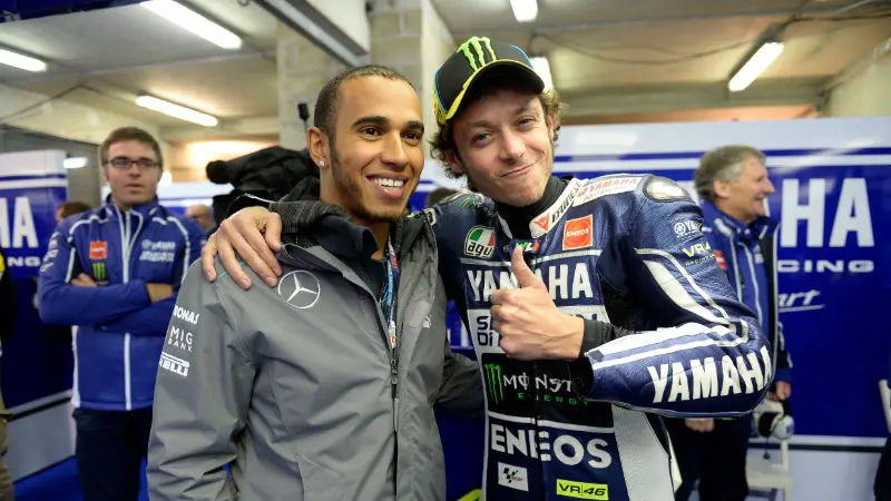 Lewis Hamilton dan Valentino Rossi (Crash)