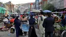 Hiruk-pikuk warga saat berbelanja di Pasar Kota Tua Kabul, Afghanistan, Minggu (8/9/2019). Pada zaman kuno, Kabul merupakan pusat pendidikan, politik, dan budaya. (AP Photo/Ebrahim Noroozi)