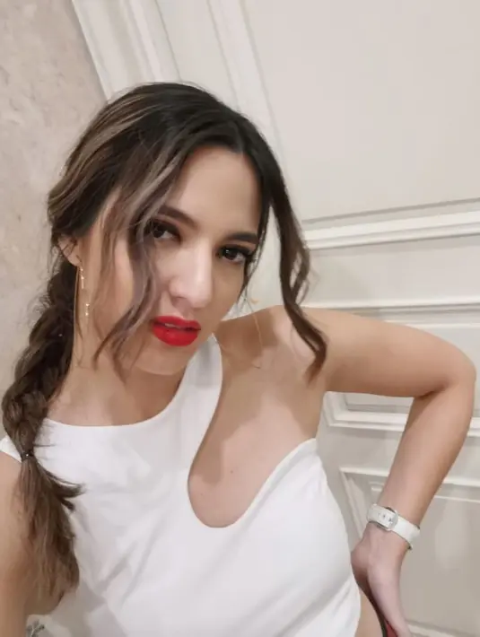 Pakai crop tee putih yang memperlihatkan pundak indahnya, ibu tiga anak ini banyak dipuji netizen lantaran terlihat awet muda. (Liputan6.com/IG/@ramadhaniabakrie)
