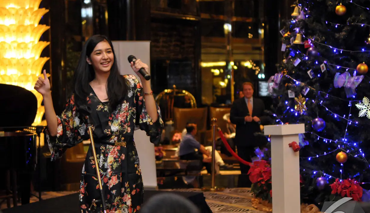 Gaya Mikha Tambayong saat ikut memeriahkan acara Christmas Tree Lighting Ceremony di Intercontinental Hotel, Jakarta. Foto diambil pada Kamis (27/11/2014). (Liputan6.com/Panji Diksana)