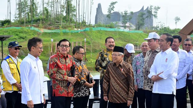 Presiden Joko Widodo atau Jokowi mengajak menteri kabinetnya keliling di Ibu Kota Nusantara (IKN), Kalimantan Timur, Senin (12/8/2024).