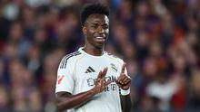 Penyerang Real Madrid, Vinícius Júnior, menunjukkan angka 15 selama pertandingan sepak bola Liga Spanyol antara FC Barcelona dan Real Madrid CF di Stadion Camp Nou, Barcelona, pada 10 Mei 2026. (Josep LAGO / AFP)