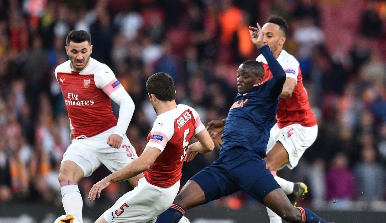 Aksi Sokratis meredam pergerakan Mochtar Diakhaby pada leg 1, semifinal Liga Europa yang berlangsung di Stadion Emirates, London, Jumat (3/5). Arsenal menang 3-1 atas Valencia. (AFP/Glyn Kirk)