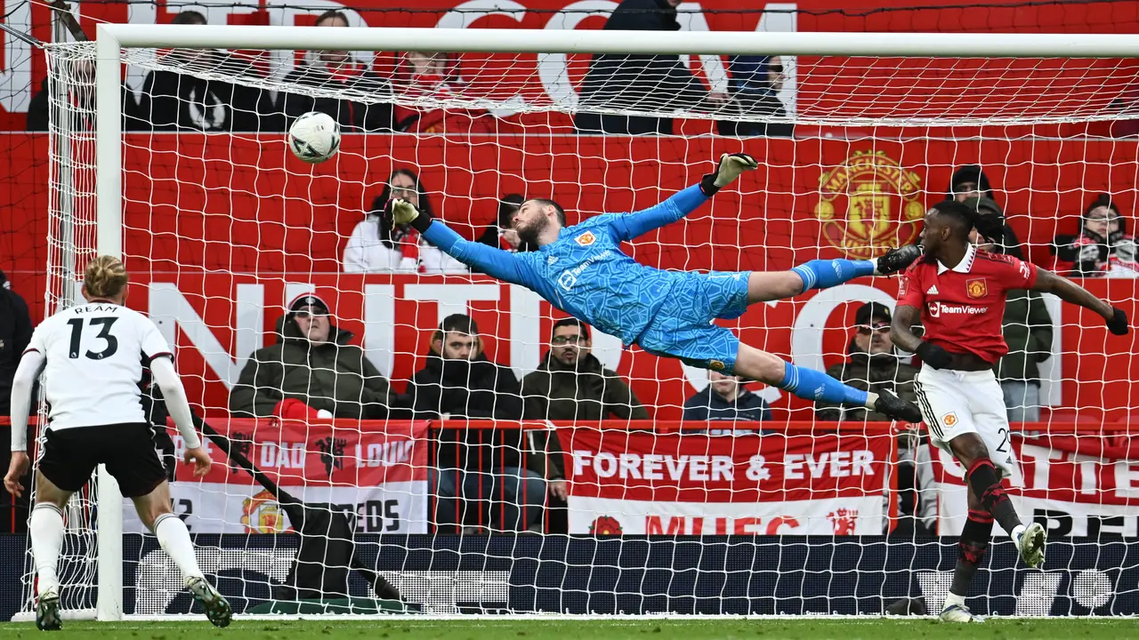 Foto: Drama 3 Kartu Merah yang Diterima Fulham, MU Melangkah ke Semifinal Piala FA 2022 / 2023