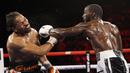 Terence Crawford (kanan) memukul Shawn Porter pada pertandingan tinju perebutan gelar juara dunia kelas welter WBO di Las Vegas, Amerika Serikat, 20 November 2021. Terence Crawford menang TKO pada ronde 10. (AP Photo/Chase Stevens)