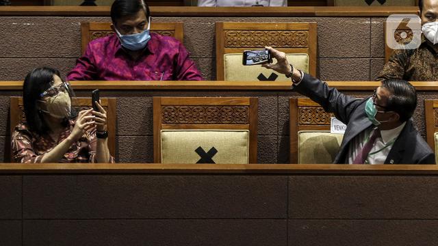 FOTO: Sejumlah Menteri Kabinet Indonesia Maju Hadiri Paripurna Pengesahan UU Ciptaker