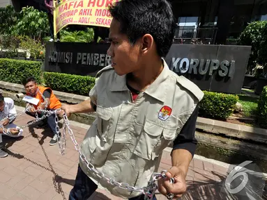 Pengunjuk rasa dari Gerakan Gantung Koruptor (GAGAK) melakukan aksi teatrikal di depan Kantor KPK, Rabu (17/12/2014). (Liputan6.com/Miftahul Hayat)