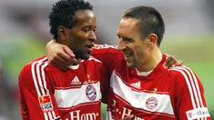 Bayern Munich's Franck Ribery and Ze Roberto celebrate after the German first division Bundesliga match FC Bayern Munich vs VfL Wolfsburg on October 25, 2008. Munich won the match 4-2. AFP PHOTO/TIMM SCHAMBERGER