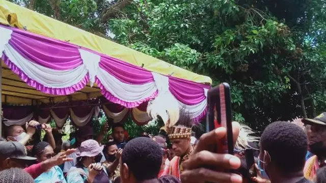 6 Momen Prosesi Lamaran Ricky Kambuaya di Sorong, Tampak Meriah