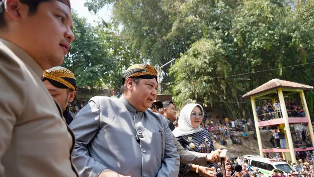 Menteri Koordinator Bidang Perekonomian Airlangga Hartarto menghadiri prosesi acara puncak Saparan Apem Yaa Qawiyyu, Jumat (23/8/2024). (Dok Kemenko Perekonomian)
