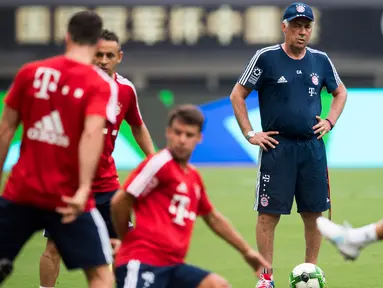  Pelatih Bayern Munchen, Carlo Ancelotti melihat para pemainnya berlatih jelang bertanding melawan Arsenal pada laga International Champions Cup 2017 di Shanghai (18/7). Munchen dan Arsenal akan bertanding pada 19 Juli. (AFP Photo/Johannes Eisele)