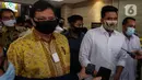 Ketum Partai Golkar Airlangga Hartarto dan Calon Wali Kota Medan Bobby Nasution pada Pilkada 2020 memberikan keterangan di DPP Partai Golkar, Jakarta, Selasa (18/8/2020). Partai Golkar resmi mengusung Bobby Nasution dan Aulia Rahman pada Pilkada Wali Kota Medan 2020. (Liputan6.com/Johan Tallo)