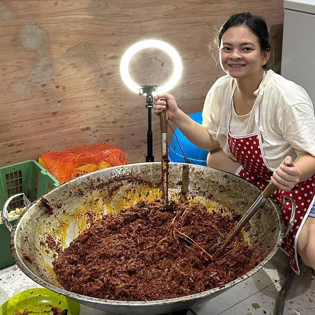7 Potret Seru Nanda Gita saat Belanja di Pasar hingga Masak, Buka Bisnis Catering
