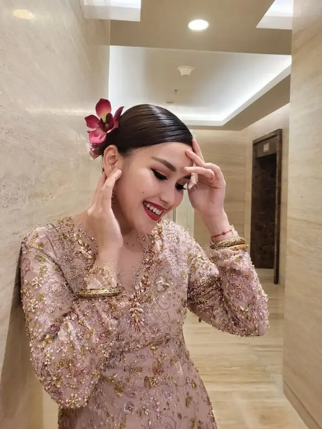 8 Pesona Cantik Ayu Ting Ting Pakai Baju Kurung Melayu, Banjir Pujian Warganet
