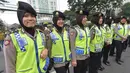 Sejumlah Polwan berjaga saat Aksi Damai 4 November di Jakarta, Jumat (4/11). Hampir semua polwan yang berjaga dalam aksi ini mengenakan hijab. (AFP PHOTO/Adek Berry)