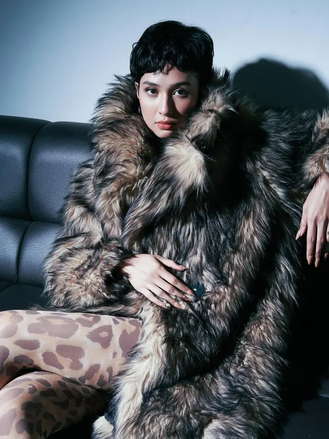 Potret Manglingi Mikha Tambayong dengan Rambut Pixie Cut, Tampil Stunning dengan Coat Berbulu