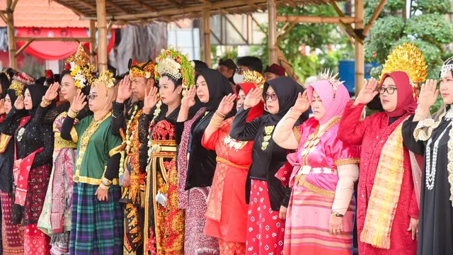 Peserta upacara Hari Jadi Banyuwangi ke 252 tahun  gunakan baju adat nusantara yang ada di Banyuwangi (Istimewa)