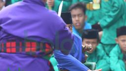 Dua Orang Bocah memperagakan gerakan Silat Betawi di Kawasan Senayan, Jakarta, Minggu (8/11/2015). Kegiatan ini merupakan  bagian dari Silahturahmi Main Pukul Betawi. (Bola.com/Nicklas Hanoatubun)