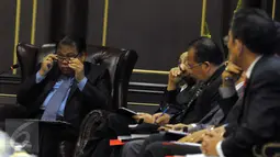 Ketua MK Arief Hidayat bersama Hakim Konstitusi saat pertemuan konsultasi dengan Komisi II DPR RI di Gedung MK, Jakarta, Kamis (14/4). Pertemuan itu membahas RUU Pilkada serta evaluasi pelaksanaan Pilkada serentak 2015 (Liputan6.com/Helmi Afandi)