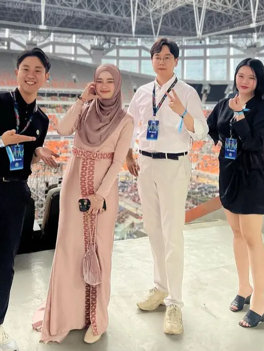 Dress slit tersebut dipadukan dengan sepatu warna beige, ia tampak membawa mini bag berbahan velvet di tangannya. [@mommy_starla]