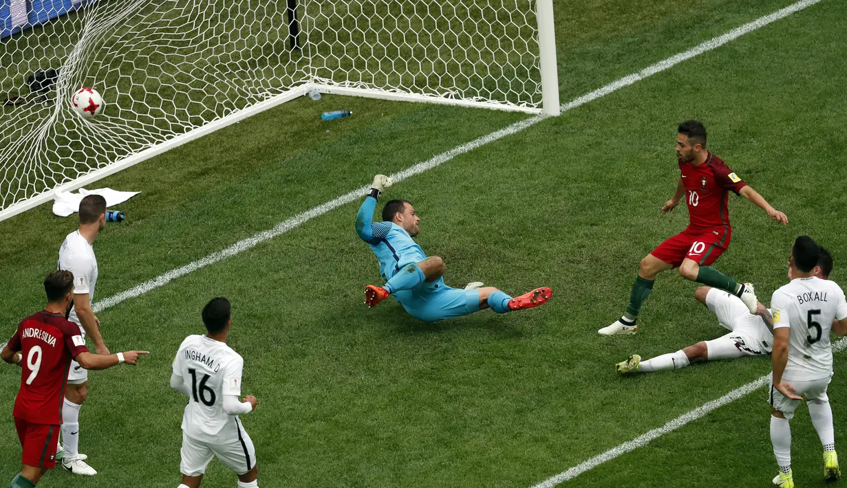 Gelandang Portugal, Bernardo Silva, mencetak gol ke gawang Selandia Baru. Gol Portugal dicetak oleh Cristiano Ronaldo, Bernardo Silva, André Silva dan Nani.  (EPA/Aanatoly Maltsev)