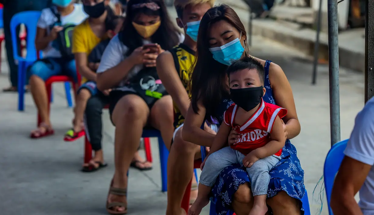 Warga menunggu giliran untuk menjalani tes COVID-19 gratis di kawasan permukiman kumuh di Manila, Filipina (28/7/2020). Jumlah kasus COVID-19 di Filipina melonjak menjadi 83.673 setelah Departemen Kesehatan Filipina melaporkan 1.678 kasus baru pada Selasa (28/7). (Xinhua/Rouelle Umali)
