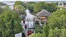 Wisatawan saat mengunjungi Taman Wisata Hutan Bakau (Mangrove) di Desa Segarajaya, Tarumajaya, Bekasi, Jawa Barat (24/11/2019). Taman wisata hutan bakau ini menjadi salah satu destinasi favorit untuk mengisi liburan akhir pekan. (merdeka.com/Iqbal S. Nugroho)